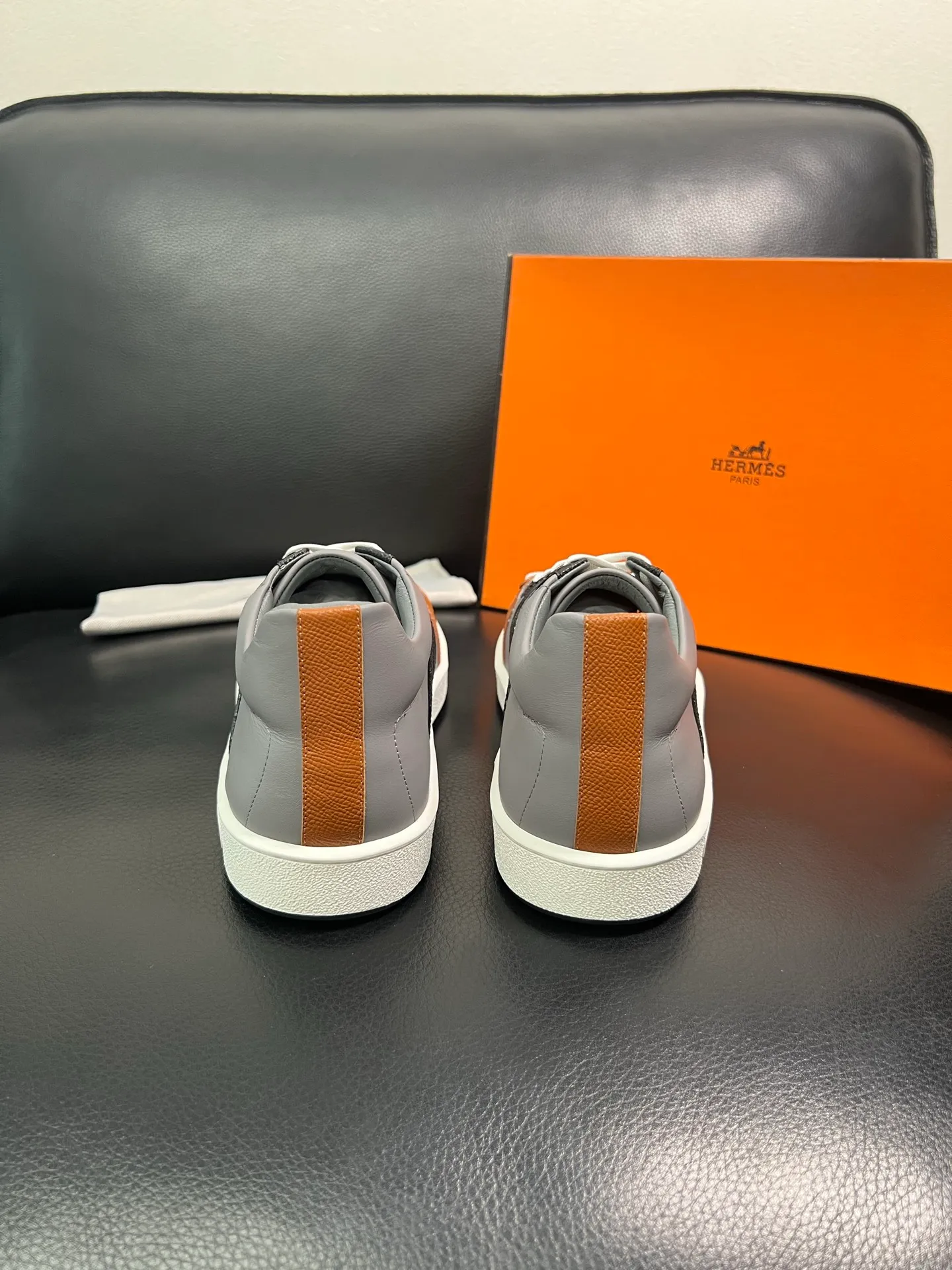 Men's shoes 💰700 Hermes Top Purchasing Agent Hermes counters are on sale at the same time with original factory configuration, original cowhide fabric imported from Italy, high-quality splicing technology, fully imported water-dyed cowhide lining, soles: original soles specially provided by the original factory are super comfortable, the original factory and single goods are of high quality, welcome to compare at the same time at the counter, code number 38-44 (customized 45 46) 85851